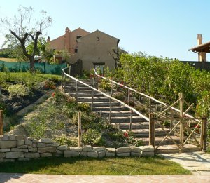 Scalinata in legno di acceso ad un agriturismo.