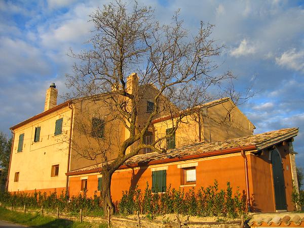 Fabbricati rurali : aia di un agriturismo.